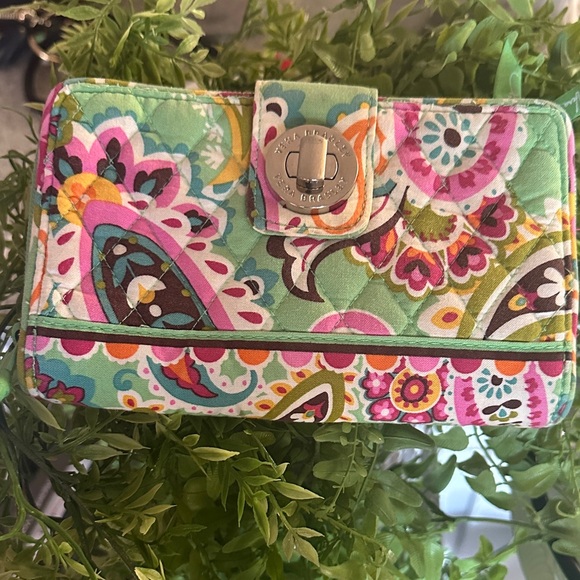 ✳️Vera Bradley Tutti Frutti Turn
Lock Wallet Mint Green Multicolor Paisley - Picture 9 of 16